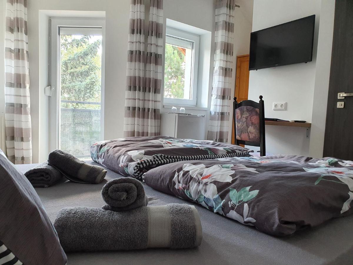 Monostor Panzio Bed & Breakfast Komárom Eksteriør bilde