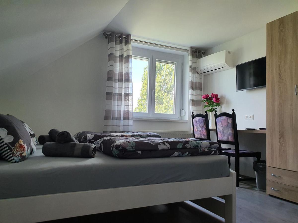 Monostor Panzio Bed & Breakfast Komárom Eksteriør bilde